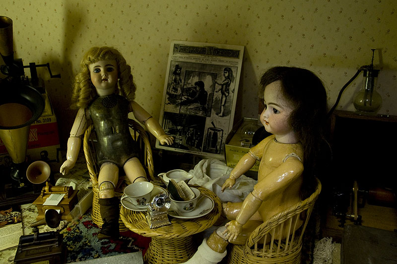 http://celebratecanada.files.wordpress.com/2009/02/talking-dolls-in-phonograph-museum.jpg
